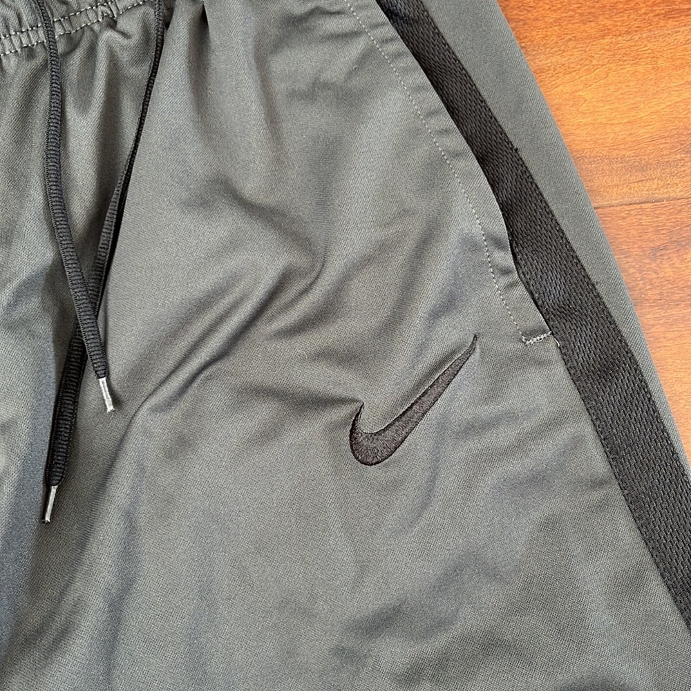 Men’s Nike track style pants - Picture 6 of 10